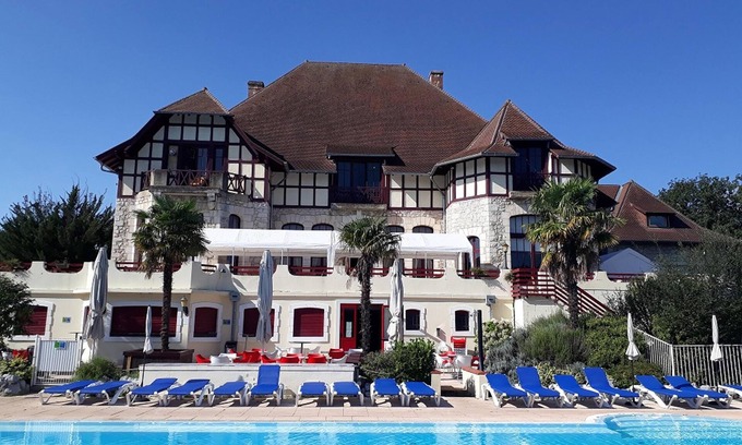 Daumazan-sur-Arize Maison | Villa on estate with 2 swimming pools