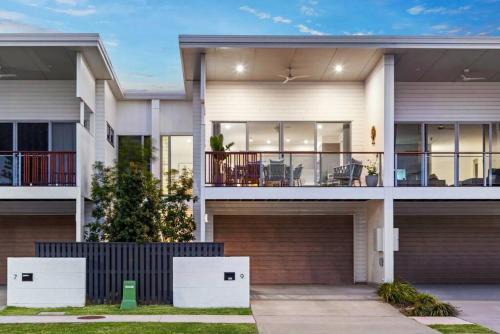 Newport Maison | Villa on Newport Lake