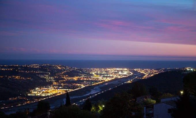 Gattieres Appartement | T2 de 45 m2 avec piscine ,15 mn de Nice , 2 / 4 personnes. Vue mer 180°