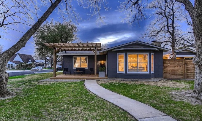 Georgetown Maison | The Villa Vine in Old Town | Close to the Historic Square & SWU!