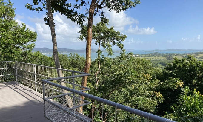 Le Robert Villa | Villa surplombant la Forêt et la Baie du Robert. Calme et Beauté. Piscine privée