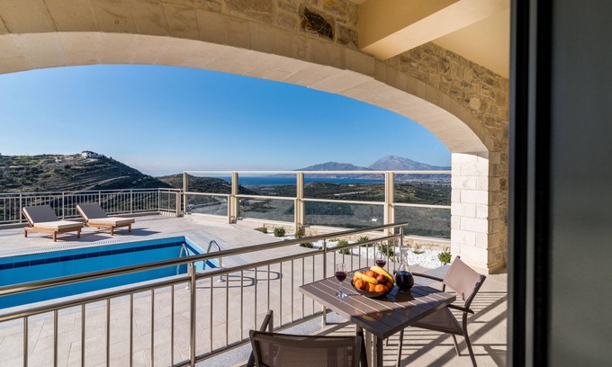 Kamilari Villa | Villa Ovgoro, bâtiment de 3 étages avec piscine et chauffage au sol.