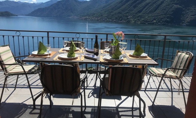 Argegno Appartement | Villa Panoramica vue à 180 degrés sur le lac de Côme depuis la terrasse enveloppante