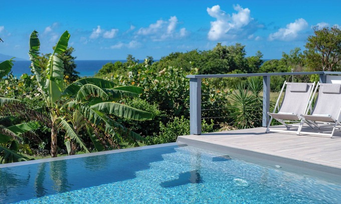 Grand-Bourg Villa | Élégante villa avec piscine, jardin tropical et vue mer, à deux pas des plages,