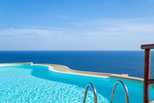 Torre delle Stelle Villa | Villa Patty with infinity pool in front of the sea, parking and wifi