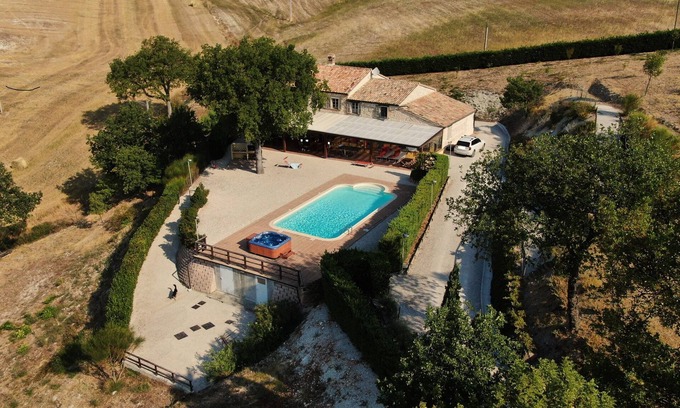 Fossombrone Villa | Villa piscine privée et un jacuzzi dans une position panoramique.