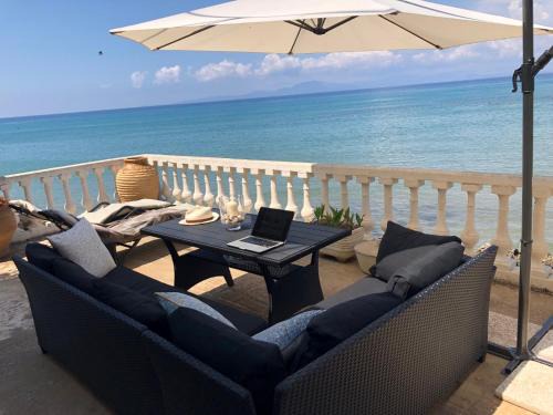 Arcoudi Maison | Villa Rena In Front of the Sea