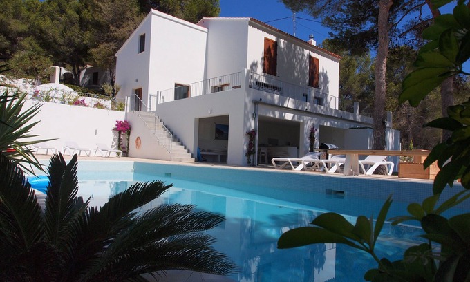Arnella Villa | 5min à pied de la plage de sable Grande piscine TV WiFi Airco 5 Chambres 2 Kitch Proche du magasin / bar