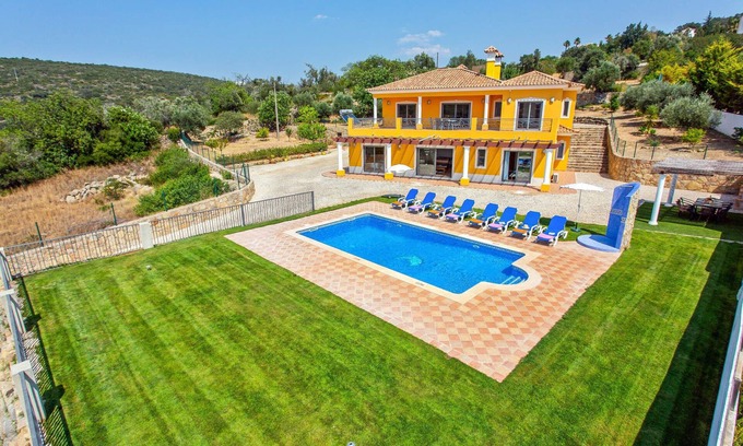 Sao Clemente Villa | Villa Ribeiro Tomas by Villa Plus