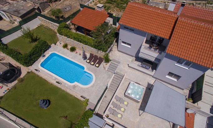 Mravince Villa | Villa Roko avec piscine privée chauffée et bain à remous