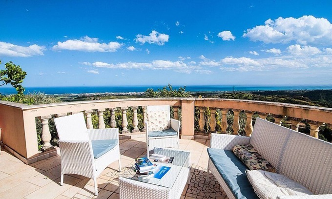 Gerace Villa | Villa Rondinella: Une élégante villa de trois étages située dans un quartier calme à quelques minutes du centre.