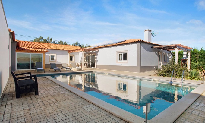 Caldas da Rainha Villa | Villa 'Rosa Com Piscina E Jacuzzi' avec vue sur les montagnes, Wi-Fi et climatisation