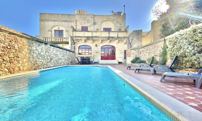 Xewkija Villa | Villa Rossa Gozo ❤ 5 bedroom ensuite w pool & jacuzzi