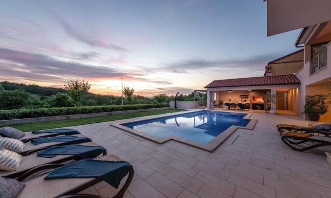 Lindar Villa | Villa Rotonda - Belle villa de construction moderne avec grande piscine privée, parfaitement située pour explorer l'Istrie
