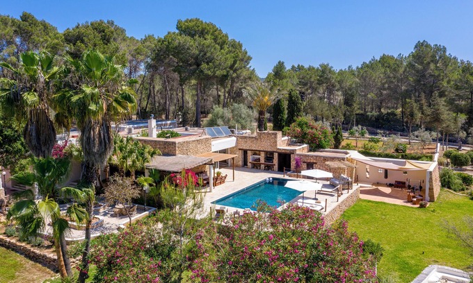 Santa Eulalia del Rio Villa | Villa Sa Tanca 6rooms ,in Puig d’en Valls, 6mins to IbizaTown, perfect for 12ppl