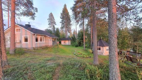 Taivalkoski Chalet De Ski | Villa Salme lemmikkiystävällinen mökki Taivalkoskella Jokijärven rannalla