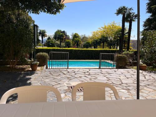 Lesa Appartement | Villa Santa Chiara Lesa - appartamento vista lago con piscina