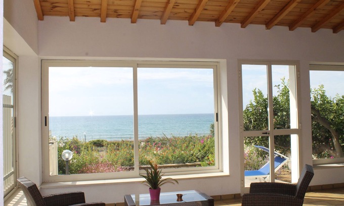 Marina di Modica Villa | Villa Sara, une véranda climatisèe donnant sur la mer.