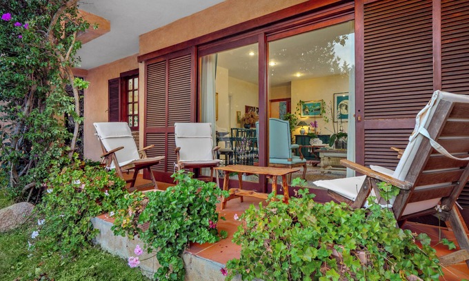Arzachena Villa | Villa Sara près de la mer avec vue sur les montagnes, Wi-Fi, climatisation, terrasse et jardin