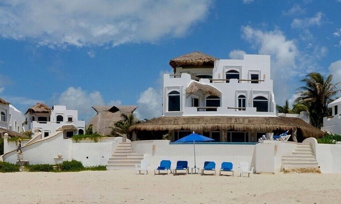 Playa del Secreto Villa | Villa face à la plage privée avec piscine à débordement et personnel complet!