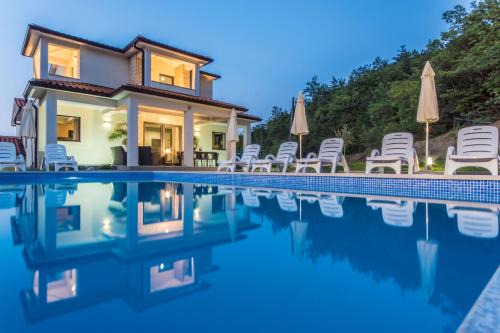 Ripenda Verbanci Maison | Villa Satine, a romantic pool villa surrounded by nature