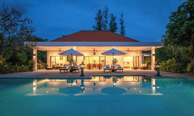 Dencarik Villa | Villa Segara Murti - Style classique avec personnel de villa privé!