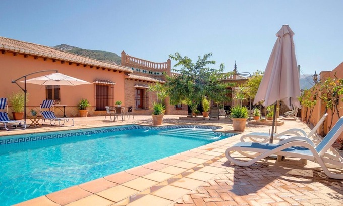 Padul Villa | "Villa Sierra Nevada de Pilar I" avec vue sur les montagnes, piscine et Wi-Fi.