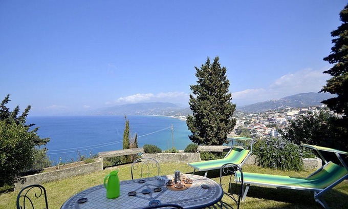 Palinuro Maison | Villa Simpatia A: Un appartement caractéristique et accueillant situé à une courte distance de la plage.