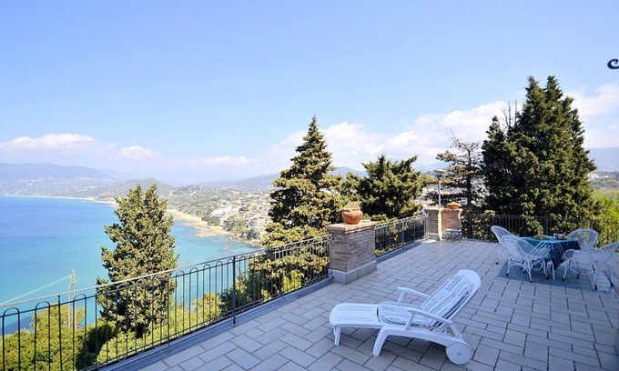 Palinuro Maison | Villa Simpatia B: Un appartement caractéristique et accueillant situé à une courte distance de la plage.