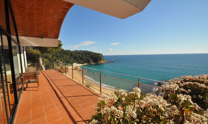 Lloret de Mar Villa | Villa "Sol Solet", avec vue sur mer, piscine privée, terrasse, balcon et Wi-Fi.