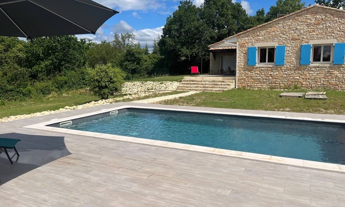 Issirac Villa | Villa Spacieuse avec Piscine, 3 chambres, proche Ardèche, Grotte Aven d'Orgnac..