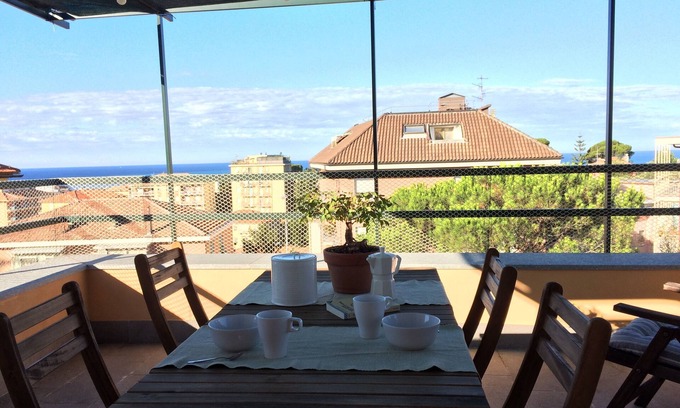 Chiavari Appartement | maison entourée de verdure près de la mer avec terrasse et girdino