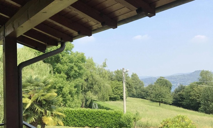 Pisano Villa | Villa entourée de verdure surplombant le lac Majeur