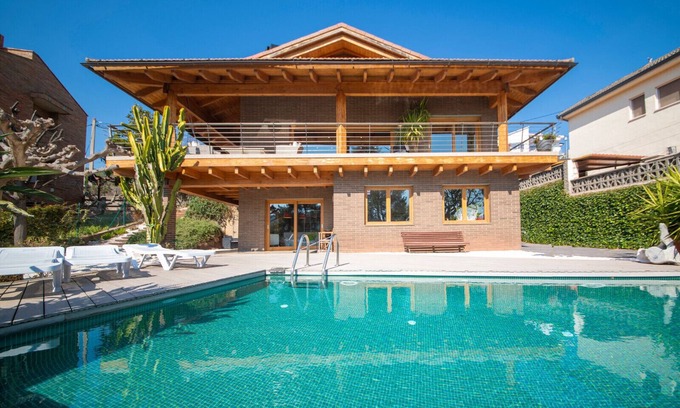 Torrelles de Llobregat Villa | Villa avec piscine à débordement et vue - à 20 minutes de Barcelone!