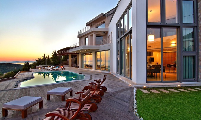 Anavyssos Villa | Villa TakeOff, 4 chambres, 5 salles de bains avec piscine et vue imprenable.