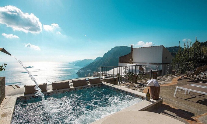 Nocelle Villa | Villa Tecla B: Une villa de deux étages caractéristique face au soleil et à la mer.