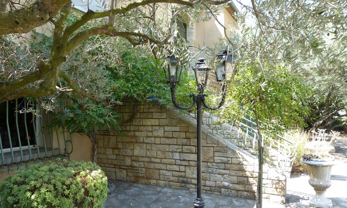 Laudun Maison | Villa Thebaïde Chambres d'hôtes