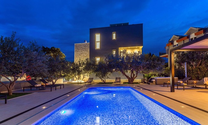 Dugi Rat Villa | Villa Topaze avec piscine chauffée, 5 chambres, jacuzzi, sauna, salle de gym, plage de sable 90m
