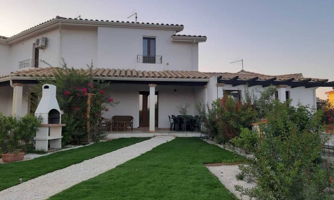 Sant'Anna Arresi Appartement | Villa Ulivo house with pool, barbecue, wi.fi, with pets allowed.