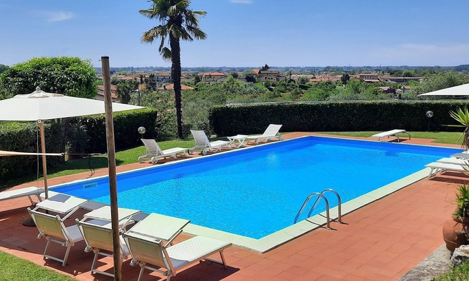 Camaiore Villa | Villa avec piscine dans la relaxation des collines et à seulement 4 km de la mer
