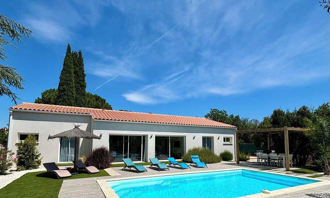 Montesquieu-des-Alberes Villa | Villa avec piscine chauffée, 3 suites vue sur le massif des Albères.