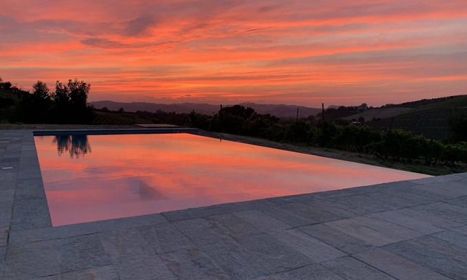 Castagnole delle Lanze Villa | Villa avec vignobles, piscine à débordement, vue sur un château UNESCO et les Alpes.