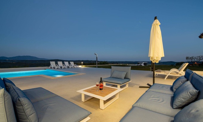 Vrh Villa | Villa Walk in the Clouds with Pool