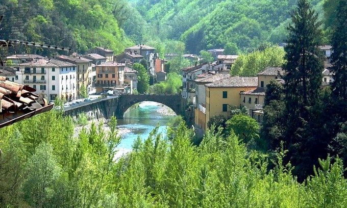Bagni di Lucca Villa | Villa avec 6 chambres doubles et 5 salles de bains. Vue sur la rivière, piscine et à pied de la ville