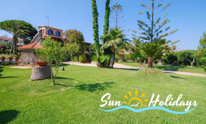El Roc de Sant Gaieta Maison | Villa with fabulous private pool, large lawned garden.