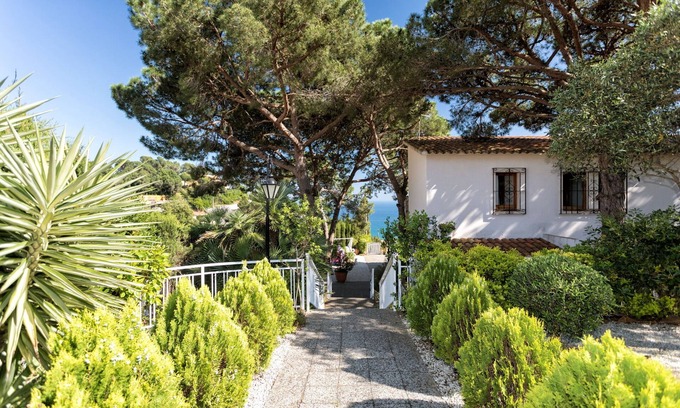 Tossa de Mar Villa | Belle villa avec vue magnifique sur la mer et la piscine.