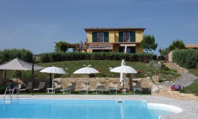 Bellante Villa | Villa avec piscine pour 16 personnes avec une vue imprenable à 360 °, bel emplacement paisible