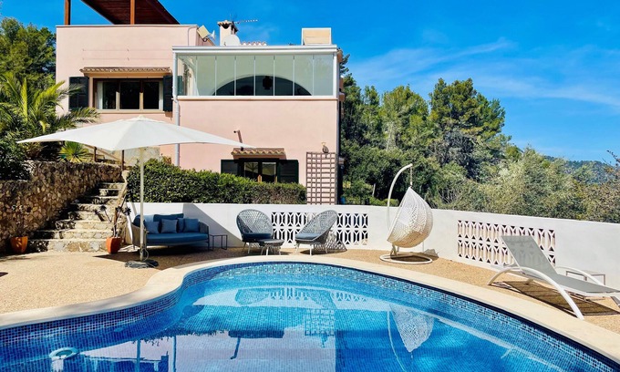 Urbanitzacio Es Verger Villa | Villa avec piscine et vue de rêve sur Palma, 8000 m² de terrain, lit de repos, luxueux jacuzzi.