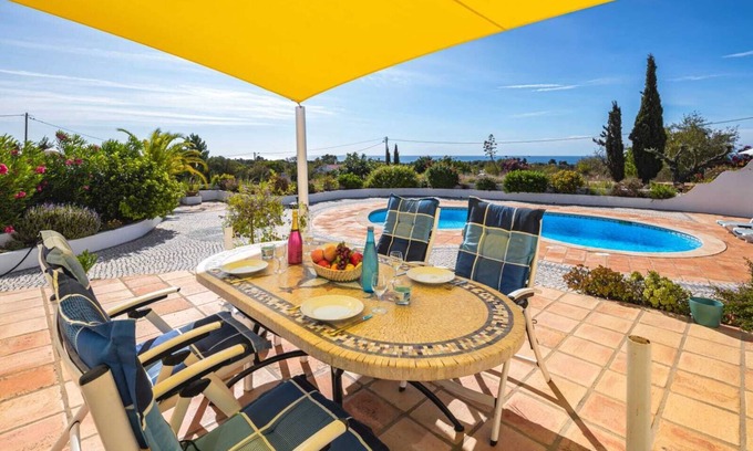 Lagoa e Carvoeiro Villa | Villa avec piscine et vue mer. Endroit calme, plage et restaurants à proximité.