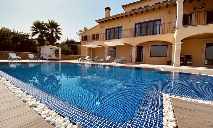 Sa Coma Villa | Villa avec piscine et vue dans un quartier très calme.